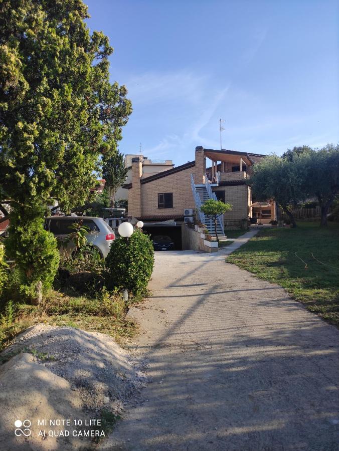 Villa Giuliana Stanze Con Bagno Interno In Villa A 350 Mt Spiaggia Libera Lido Delle Sirene Анціо Екстер'єр фото